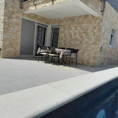 Villa Rosa With Swimming Pool