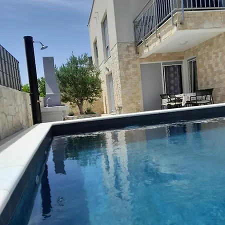 Rosa With Swimming Pool Vila *